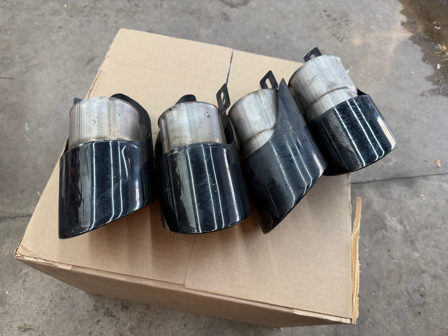 OEM Macan Gloss Black Sport Exhaust Tips: 2015-2021 Base & S